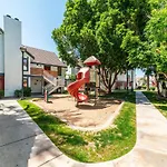 Metro PHX STUDIO QUEEN UPSTAIRS sleeps 4 modern design best amenities